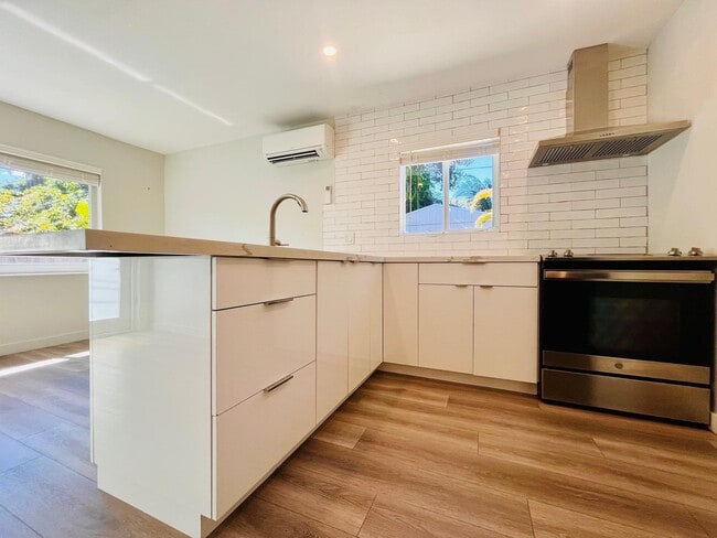 Building Photo - 1215 NE 17th Ave