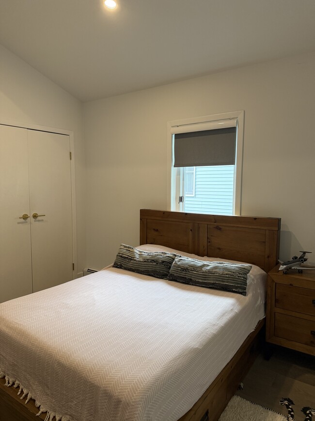 Building Photo - 490 Undercliff Ave