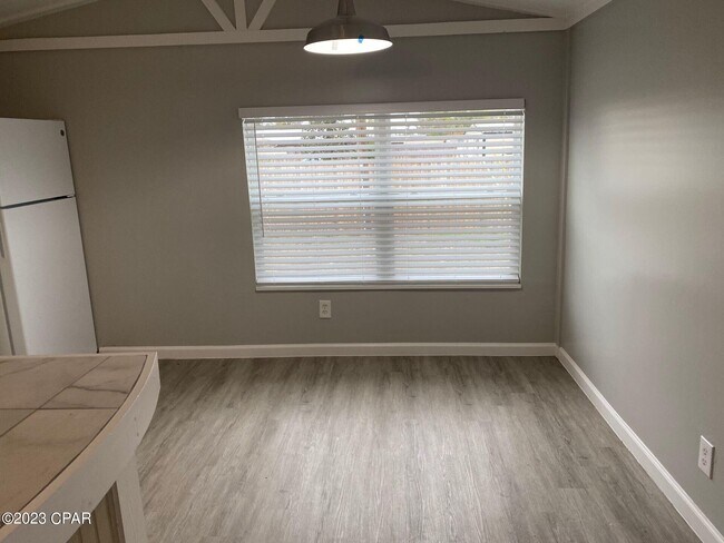 Foto del edificio - 4909 Lake Dr