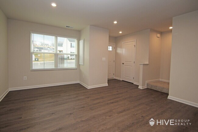 Building Photo - Stylish Townhome in TA School District!