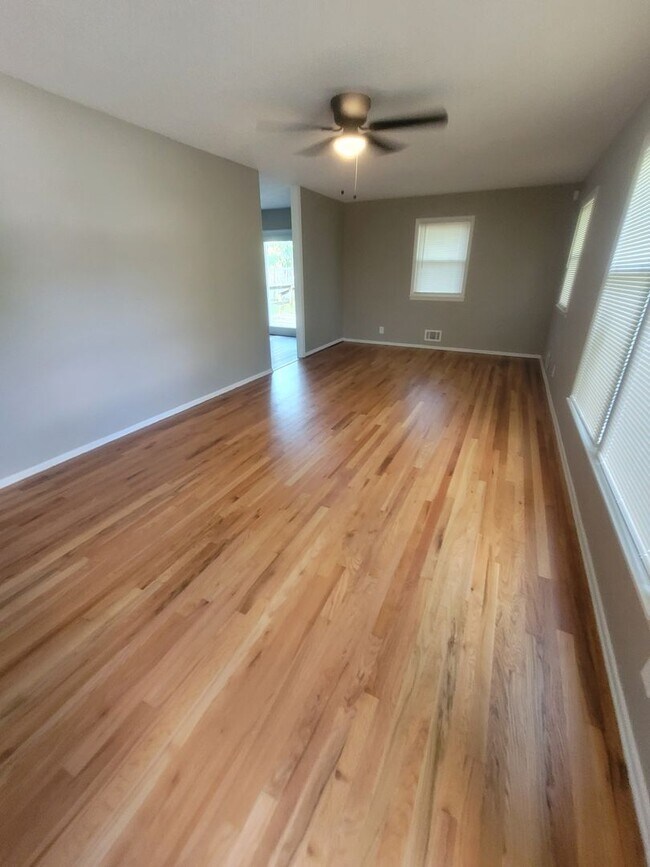 Foto del edificio - Available This Spring – Reserve Early! - Large SF in North KC