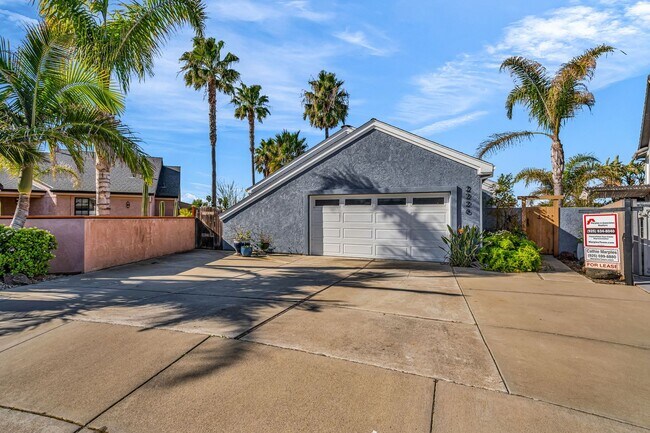 Foto del edificio - INCREDIBLE LOCATION... END OF CUL DE SAC WITH OVER 100 FEET ON WATER... MARVELOUS DOCK AND DECK W...