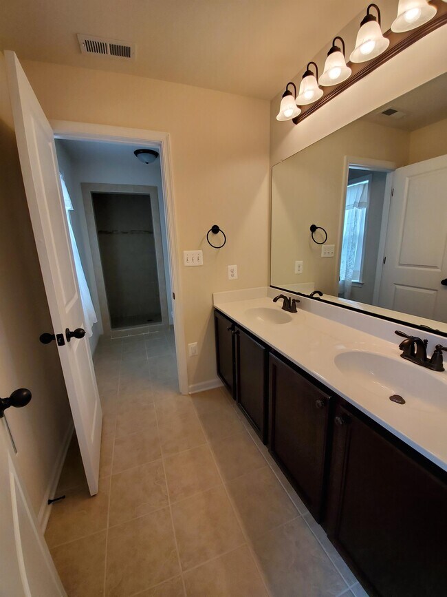 Building Photo - 10510 Woodland Dr