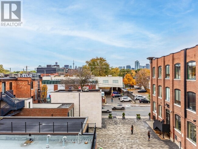 Building Photo - 996 Queen St E