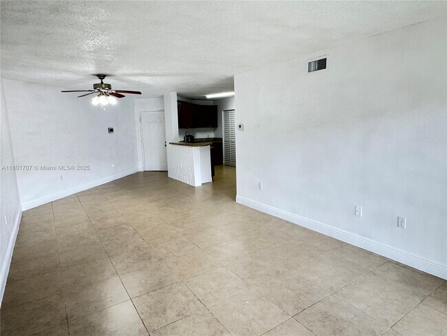 Foto del edificio - 6272 NW 186th St