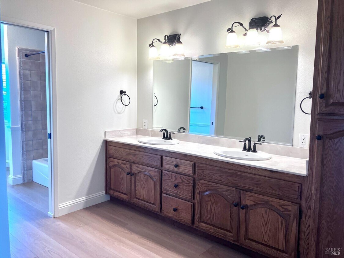 Foto principal - 1620 Scenic Ln