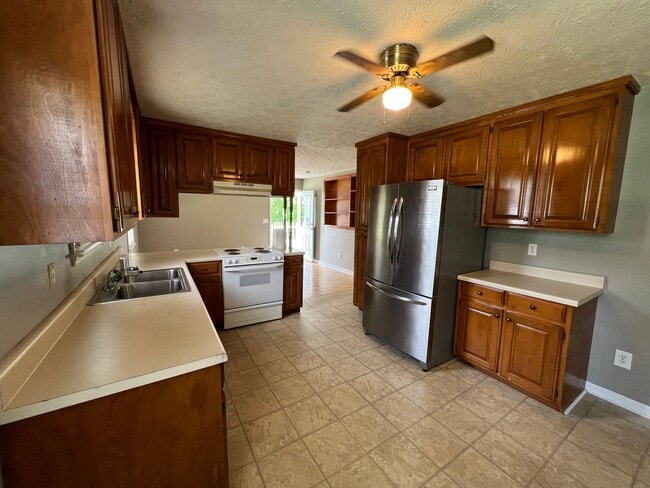 Building Photo - Spacious 3 BR 2 BA Available now in LaVergne