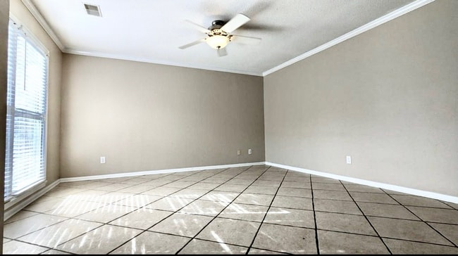 Building Photo - 2BR Townhouse Newly Renovated