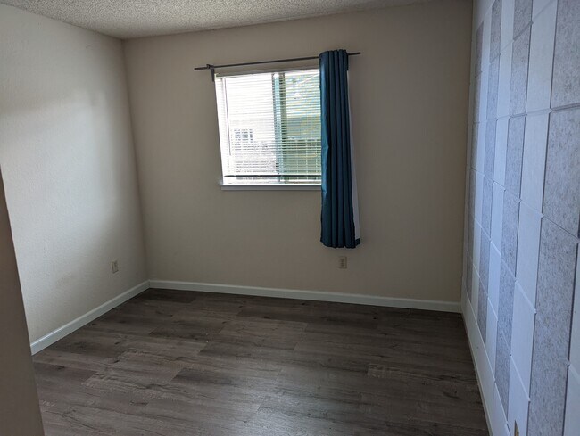 Building Photo - 4100 Thornhill Dr