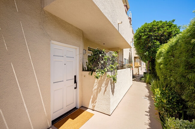 Building Photo - 13801 Oxnard St