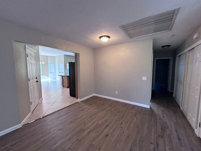 Building Photo - Spacious Three Bedroom Two Bathroom in Ora...