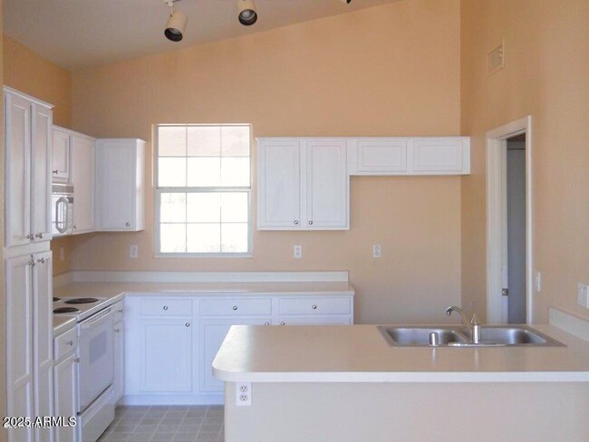Building Photo - 1424 E Binner Dr