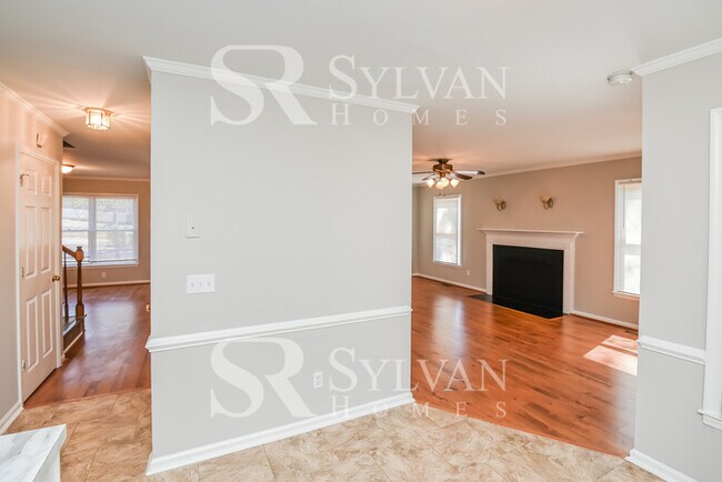 Foto del edificio - Lovely 3BR Colonial with Attached Garage!