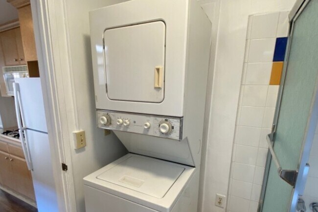 LAUNDRY IN UNIT - 1456 S Doheny Dr
