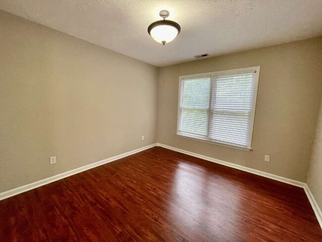 Building Photo - Charming 3-Bed Haven With 2.5 Baths In Fay...