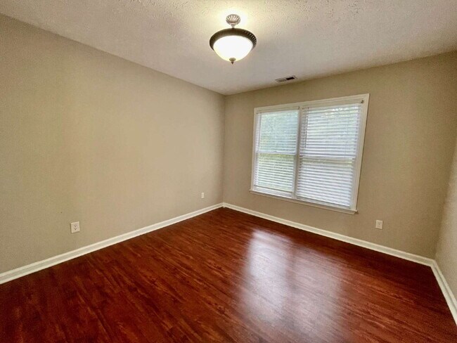 Foto del edificio - Charming 3-Bed Haven With 2.5 Baths In Fayetteville