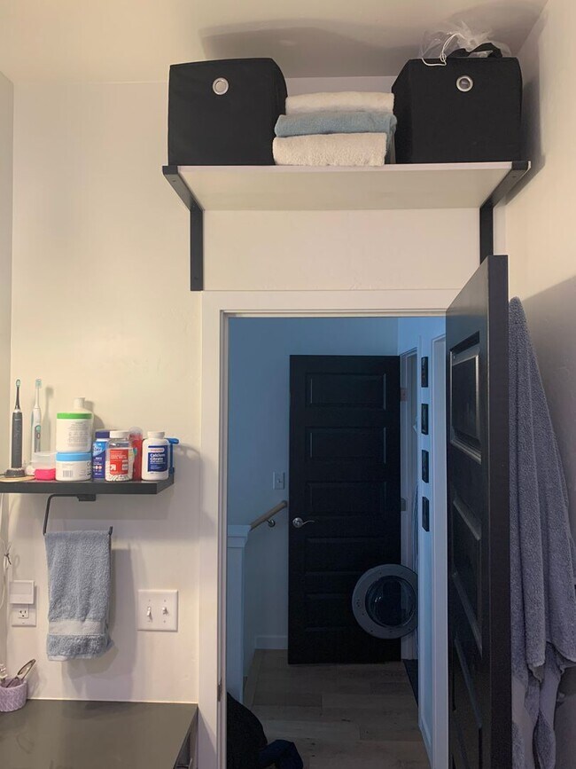 Foto del edificio - Lovely One Bed One Bath Townhome with attached garage