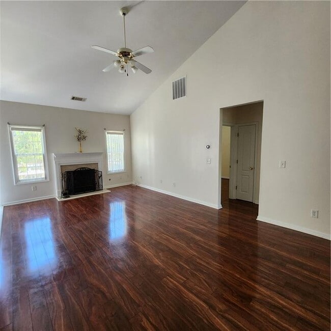 Building Photo - 1202 St James Pl