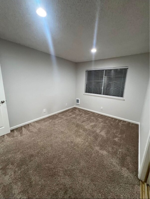 Foto del edificio - 14850 Oka Rd