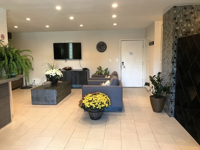 Interior Photo - TARZANA 6170