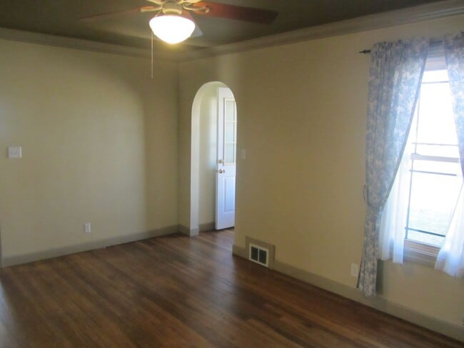 Building Photo - Very sharp 2 BR house in Normal