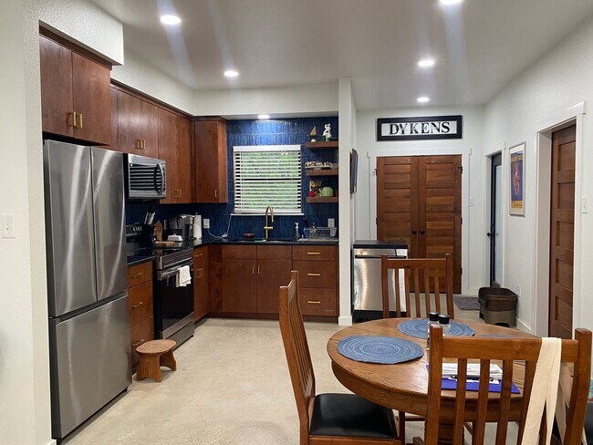 Building Photo - 2 BEDROOM NEAR LAKE BELTON