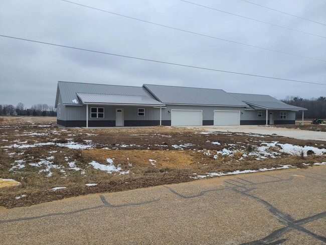 Building Photo - 3 Bedroom, 2 Bathroom Duplex
