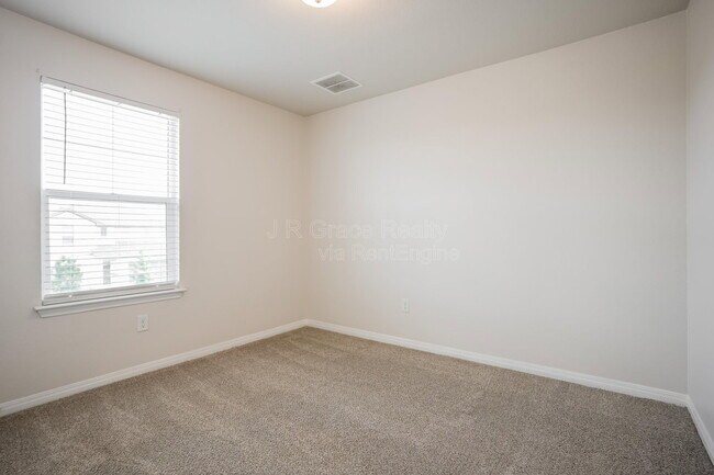 Building Photo - 13921 Heartland Dr