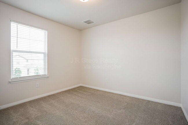 Foto del edificio - 13921 Heartland Dr