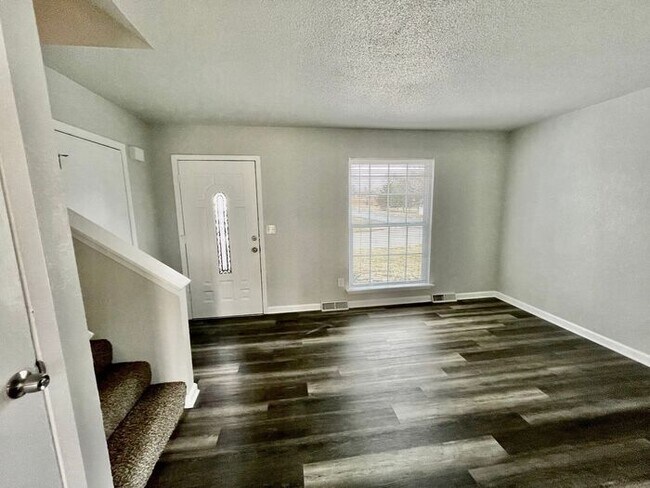 Building Photo - 3 bedroom, 1 bathroom duplex in Independen...
