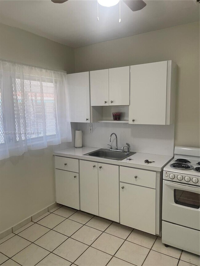 Foto del edificio - 7300 Byron Ave