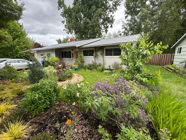 Building Photo - 3 Bedroom single level home w/garage AND free landscaping