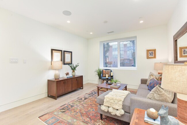 Building Photo - 4013 Davis Pl NW