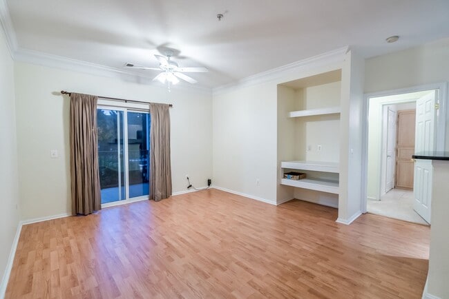 Building Photo - Beautiful 2 Bed 2 Bath Condo Beautiful Com...