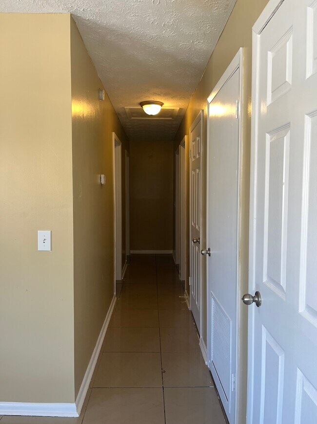 Building Photo - 6155 Longchamp Dr