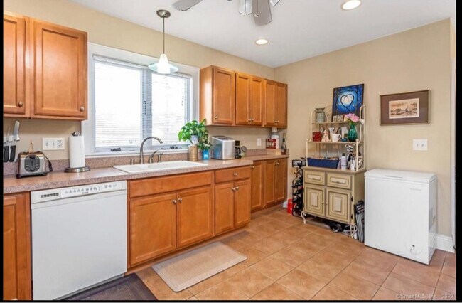 Building Photo - 185 King St