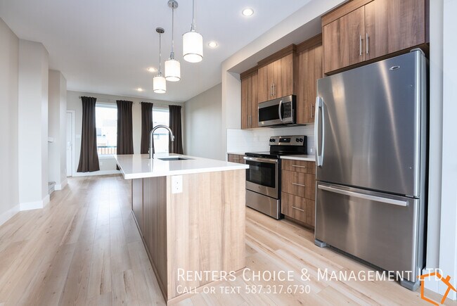 Photo du bâtiment - Less Than 10 Year Old, 2-Storey Main Floor...