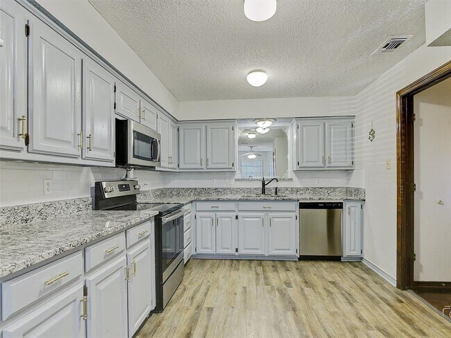 Building Photo - 2208 Greenpark Dr