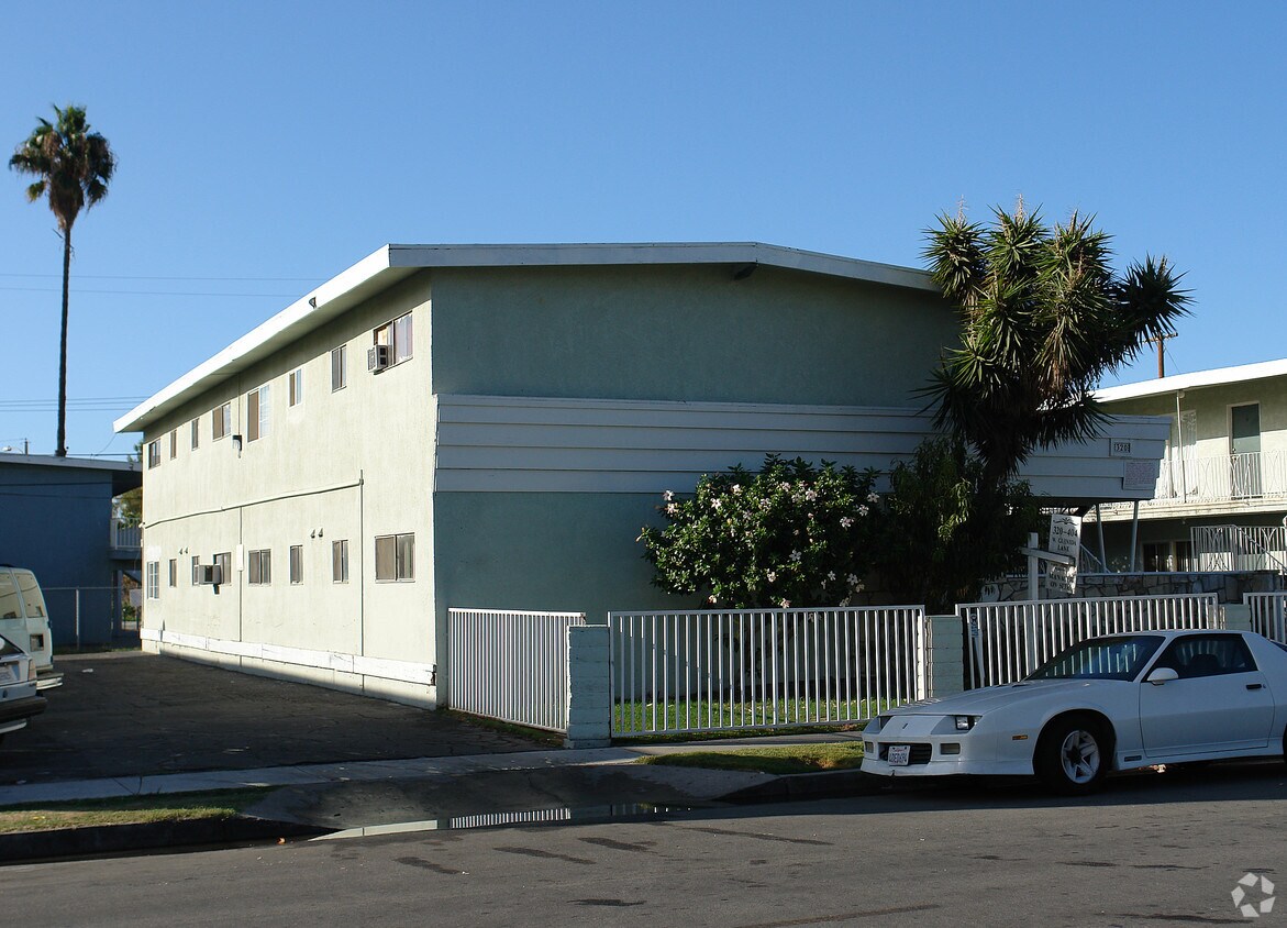 Foto del edificio - 320-404 W Guinida Ln