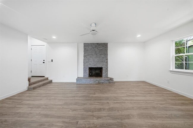 Building Photo - 5005 Cottonwood Cir