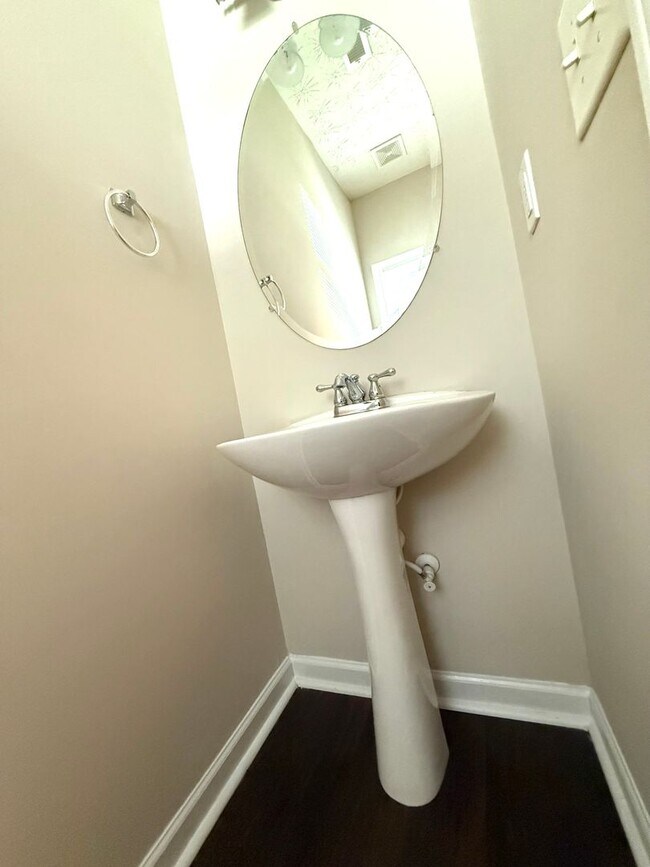 Foto del edificio - Welcome to this charming 3 bedroom, 2.5 ba...