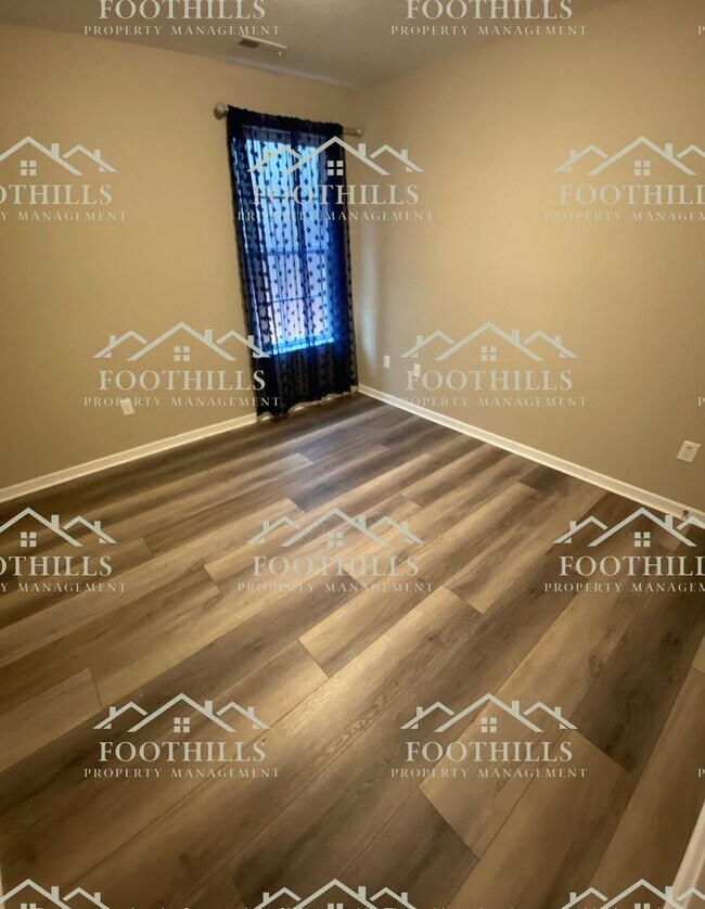 Building Photo - Chic 3BR/2BA Home with Vaulted Ceilings, F...