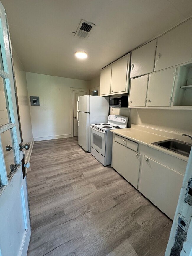 Foto del edificio - 2328 E 7th St