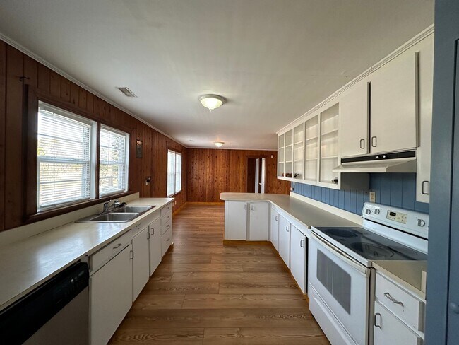 Foto del edificio - 3 BR Home with Large Yard & 2-Car Garage in Hampstead