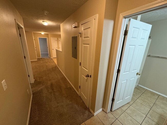 Building Photo - 2 bedroom -2 bathroom top floor apartment