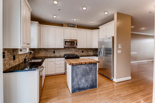 Building Photo - 1290 Harbor Island Walk