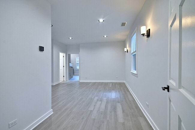 Foto del edificio - 2932 N Lakewood Ave