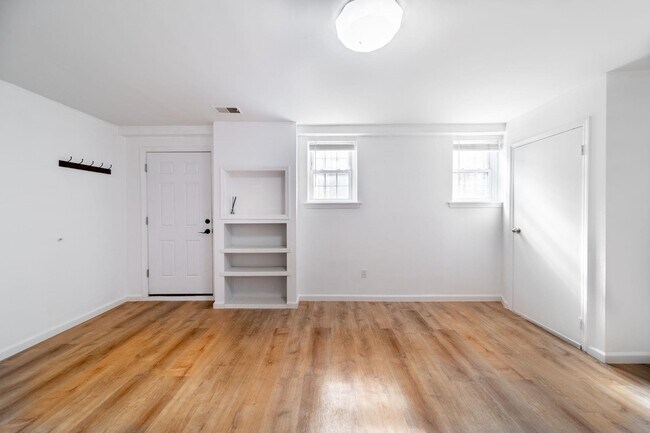 Foto del edificio - 236 Christopher Columbus Dr