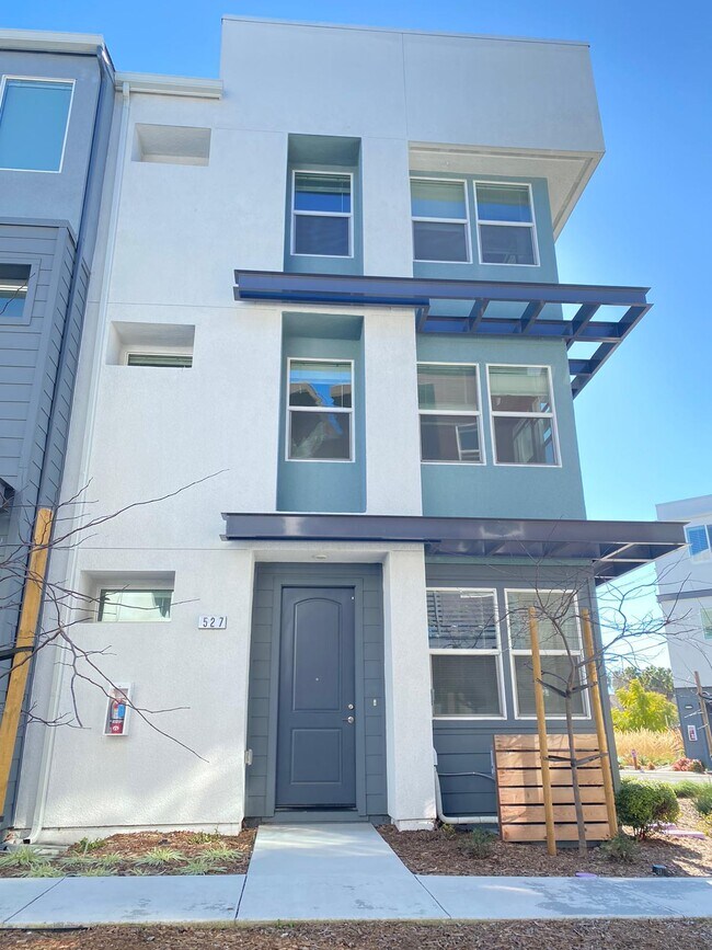 Foto del edificio - 527 Clover Cir