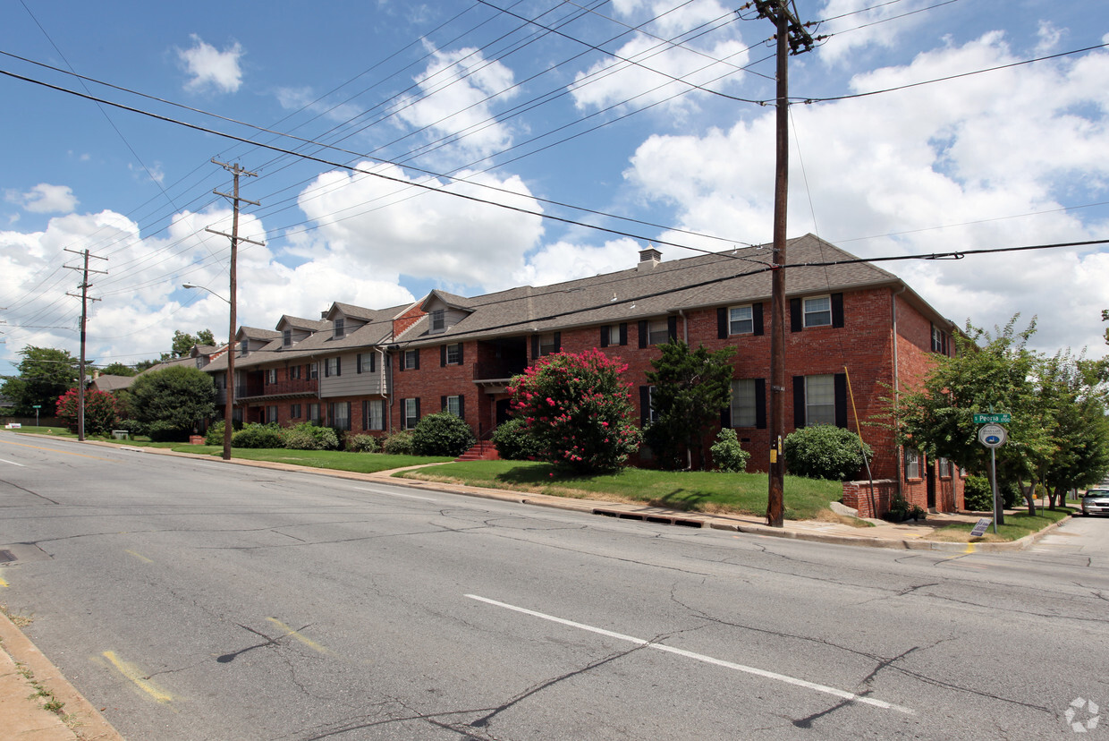 Foto principal - 1735-1739 S Peoria Ave